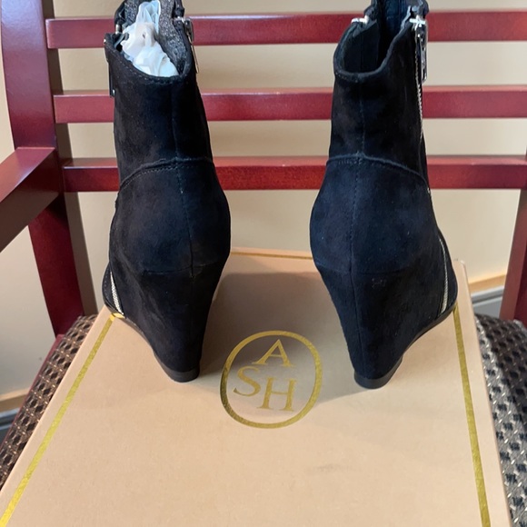 Black suede wedge heel bootie. Size 37 (US 7) NWT New with box - Picture 4 of 4